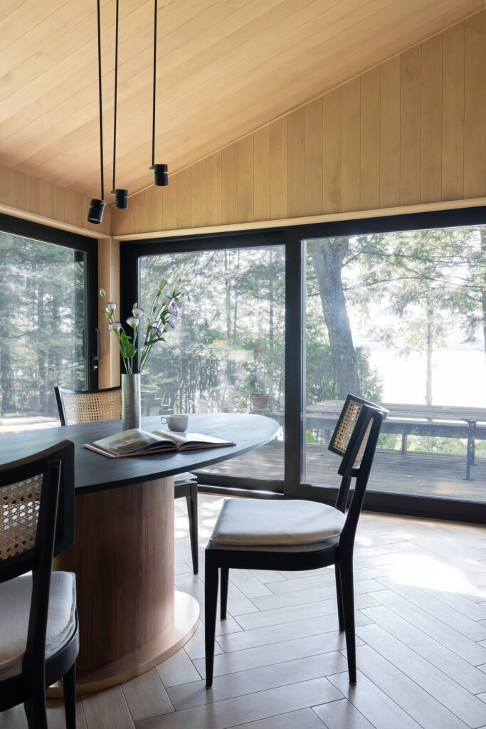 chalet-design-interieur-montreal-melodie-violet-salle-a-manger-moderne