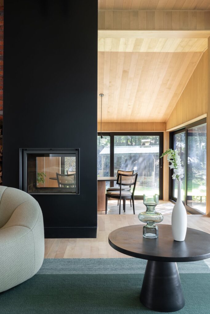 chalet-design-interieur-montreal-melodie-violet-salon-moderne