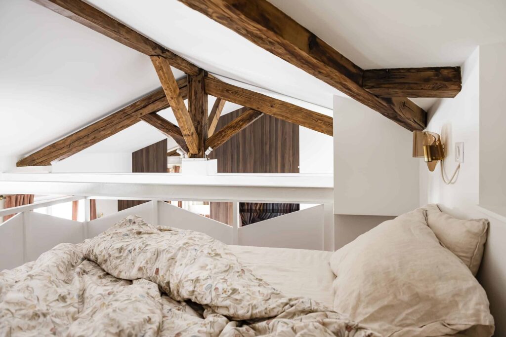 chambre-cosy-mezzanine-design-interieur-paris-melodie-violet-montmartre