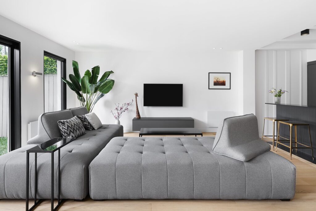 design-interieur-montreal-melodie-violet-salon-moderne-pointe-saint-charles