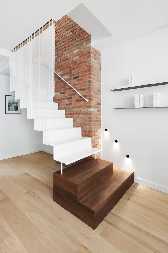 escalier-moderne-design-interieur-montreal-melodie-violet-pointe-saint-charles