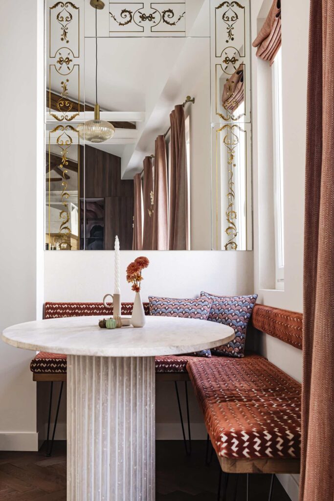 salle-a-manger-banquette-elegante-design-interieur-paris-melodie-violet-montmartre-1