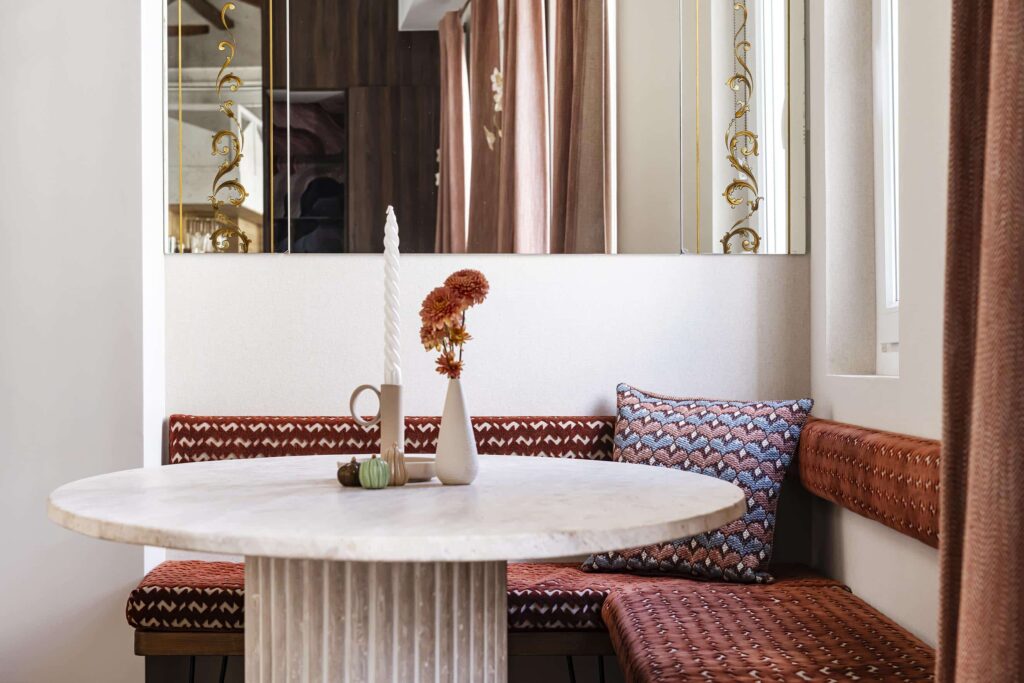 salle-a-manger-banquette-elegante-design-interieur-paris-melodie-violet-montmartre