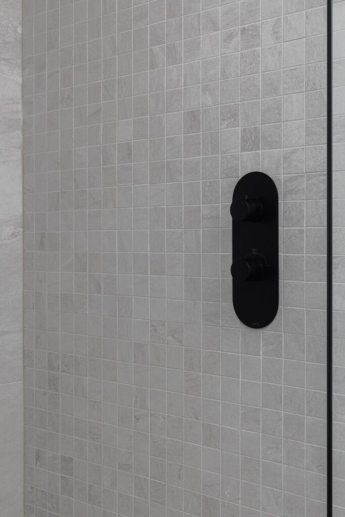 salle de bain-minimaliste-design-interieur-montreal-melodie-violet-ville-mont-royal