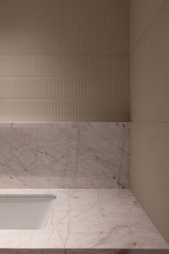 Bain-marbre-design-interieur-melodie-violet-Duhamel-Verdun-montreal