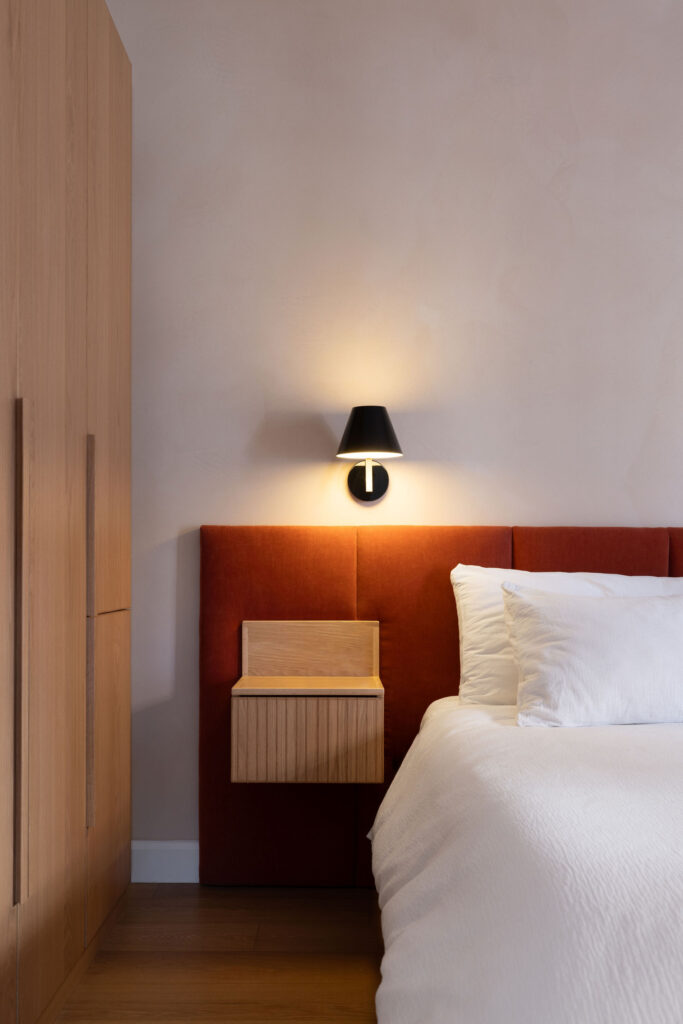 chambre-principale-tete-de-lit-design-interieur-melodie-violet-Duhamel-Verdun-montreal