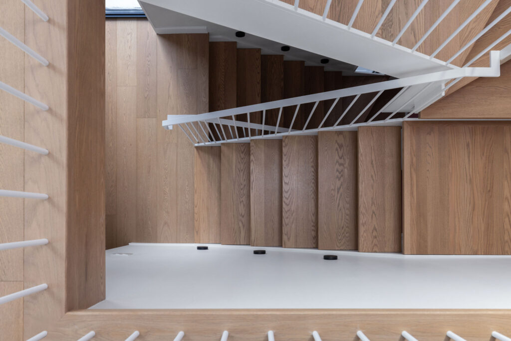 escalier-moderne-design-interieur-melodie-violet-Duhamel-Verdun-montreal-1