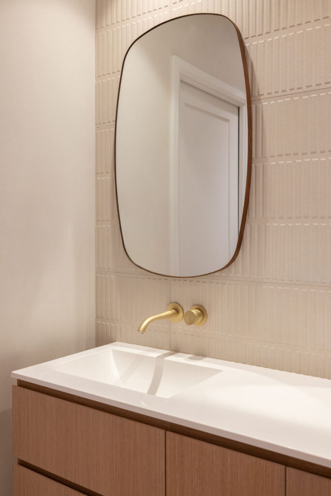 salle-de-bain-vanite-luxueuse-design-interieur-melodie-violet-Duhamel-Verdun-montreal