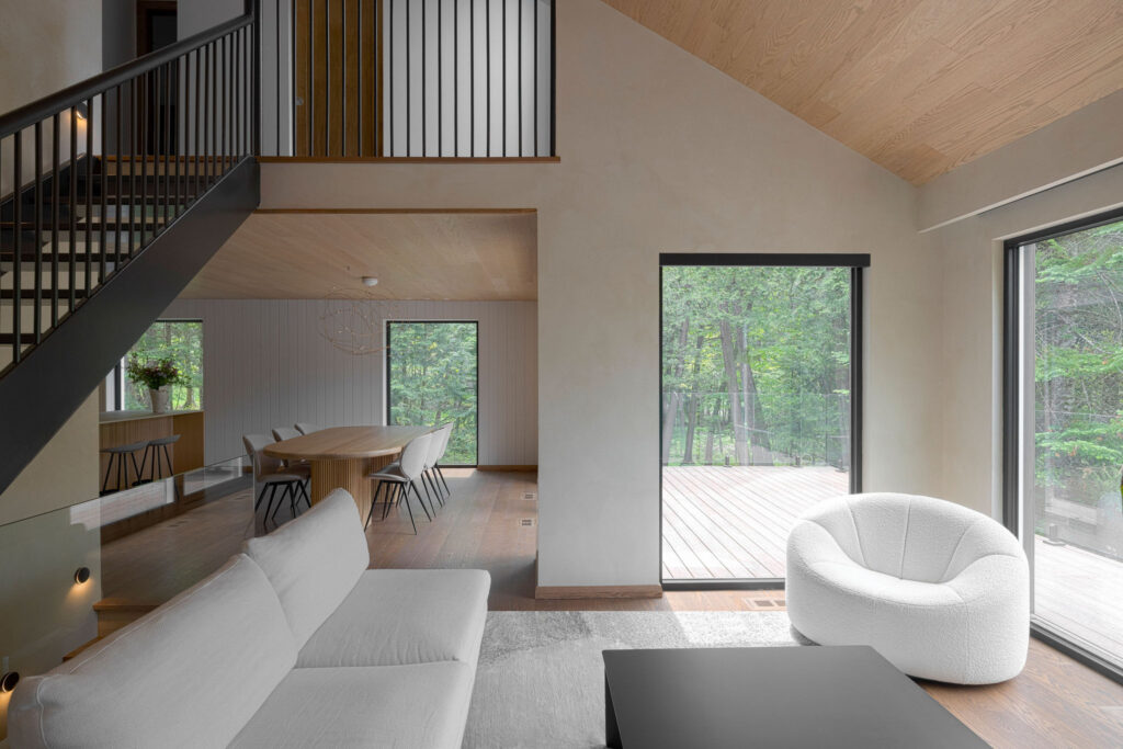 Design-interieur-salon-moderne-melodie-violet-magog-chalet-montreal