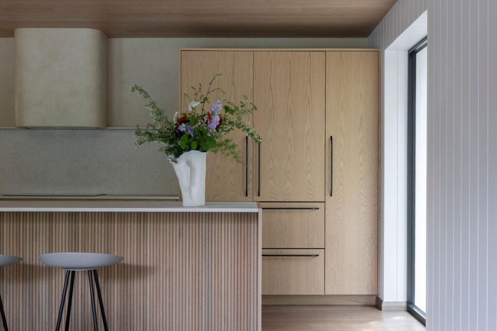cuisine-ilot-moderne-bois-design-interieur-melodie-violet-magog-chalet-montreal-2