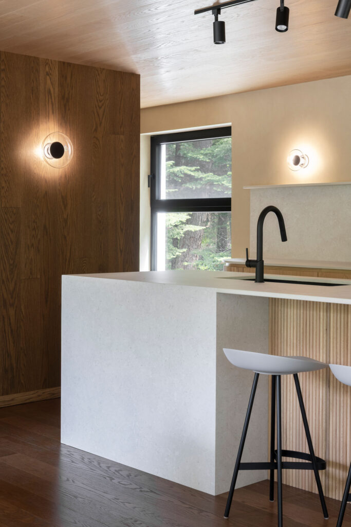 cuisine-ilot-moderne-bois-design-interieur-melodie-violet-magog-chalet-montreal-3