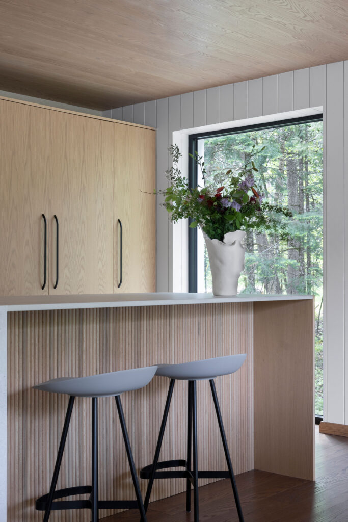 cuisine-ilot-moderne-bois-design-interieur-melodie-violet-magog-chalet-montreal
