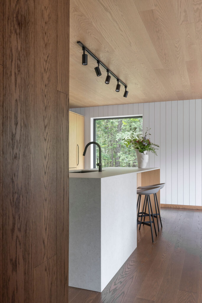 cuisine-moderne-bois-design-interieur-melodie-violet-magog-chalet-montreal-1
