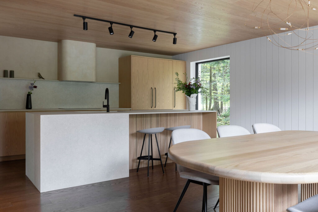 cuisine-moderne-bois-design-interieur-melodie-violet-magog-chalet-montreal-2