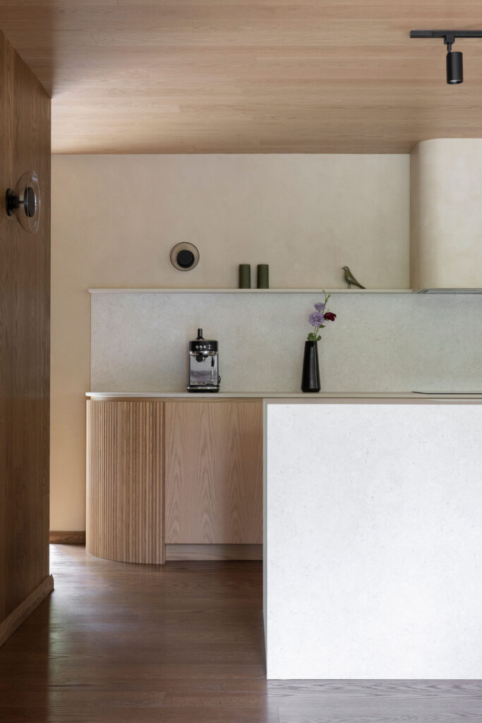 cuisine-moderne-bois-design-interieur-melodie-violet-magog-chalet-montreal-3