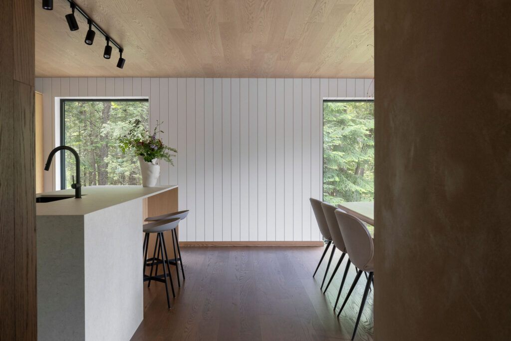 cuisine-ouverte-design-interieur-melodie-violet-magog-chalet-montreal