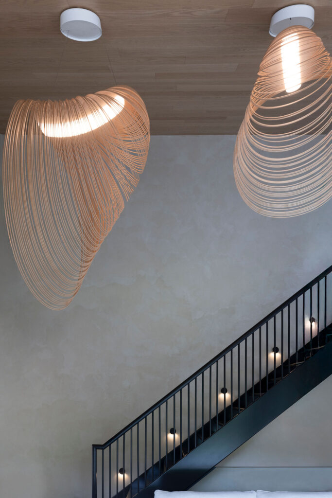 escalier-moderne-design-interieur-melodie-violet-magog-chalet-montreal