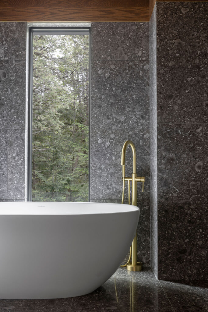 salle-de-bain-baignoir-luxueuse-design-interieur-melodie-violet-magog-chalet-montreal-1