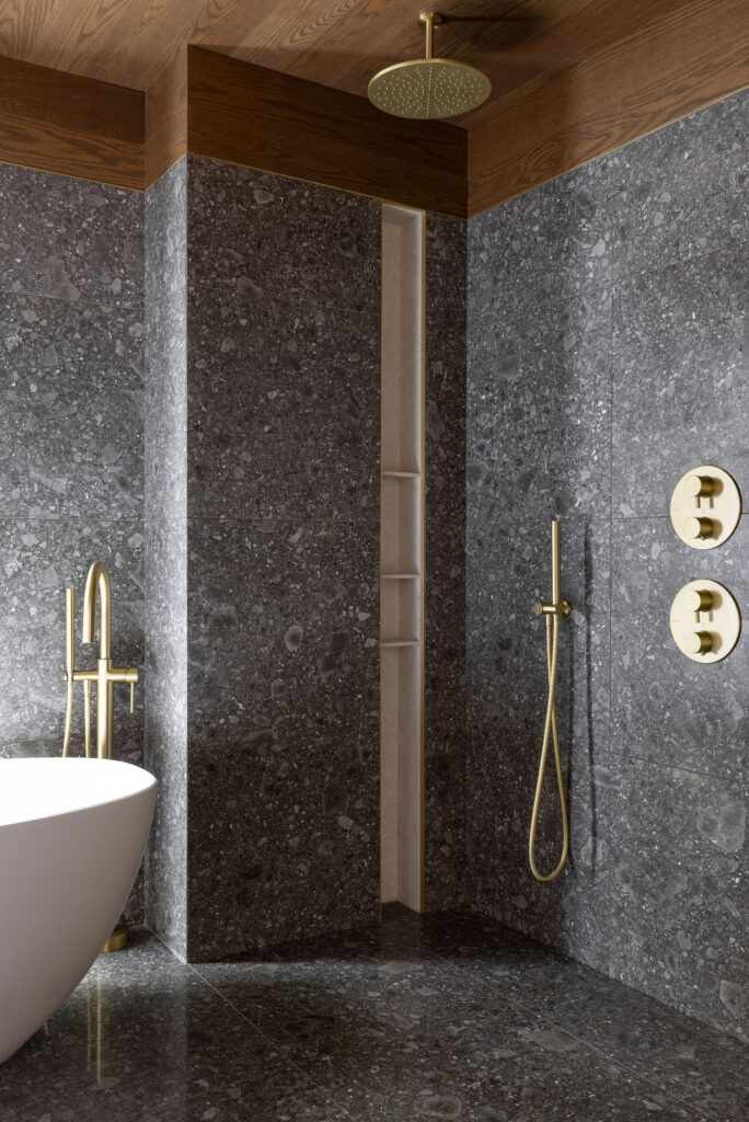 salle-de-bain-baignoire-douche-luxueuse-design-interieur-melodie-violet-magog-chalet-montreal-1
