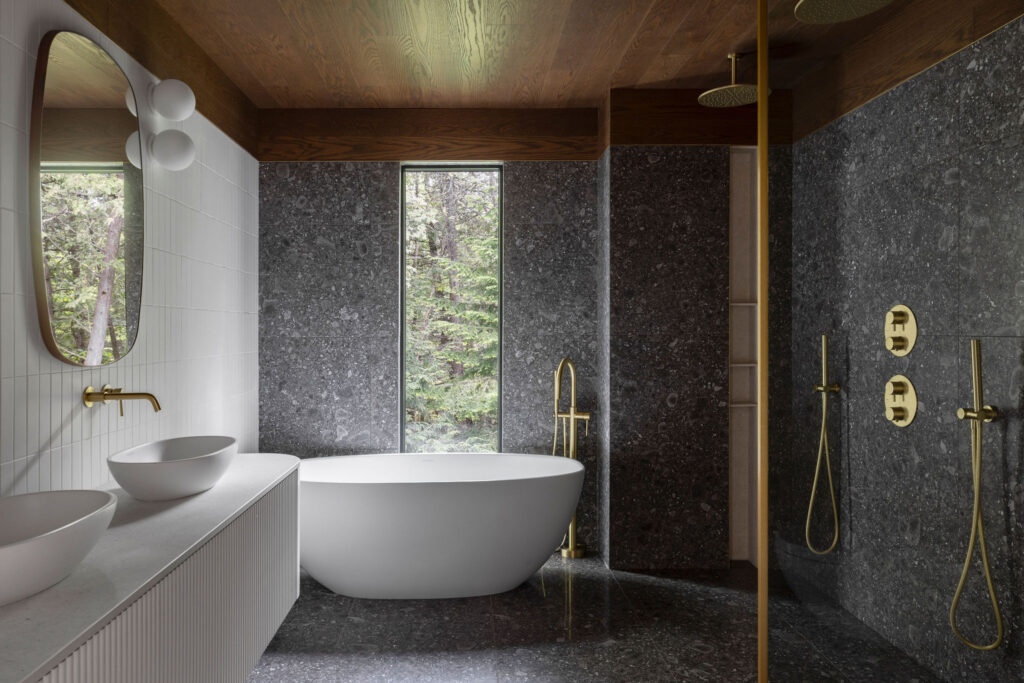 salle-de-bain-bois-noir-luxueuse-design-interieur-melodie-violet-magog-chalet-montreal-1