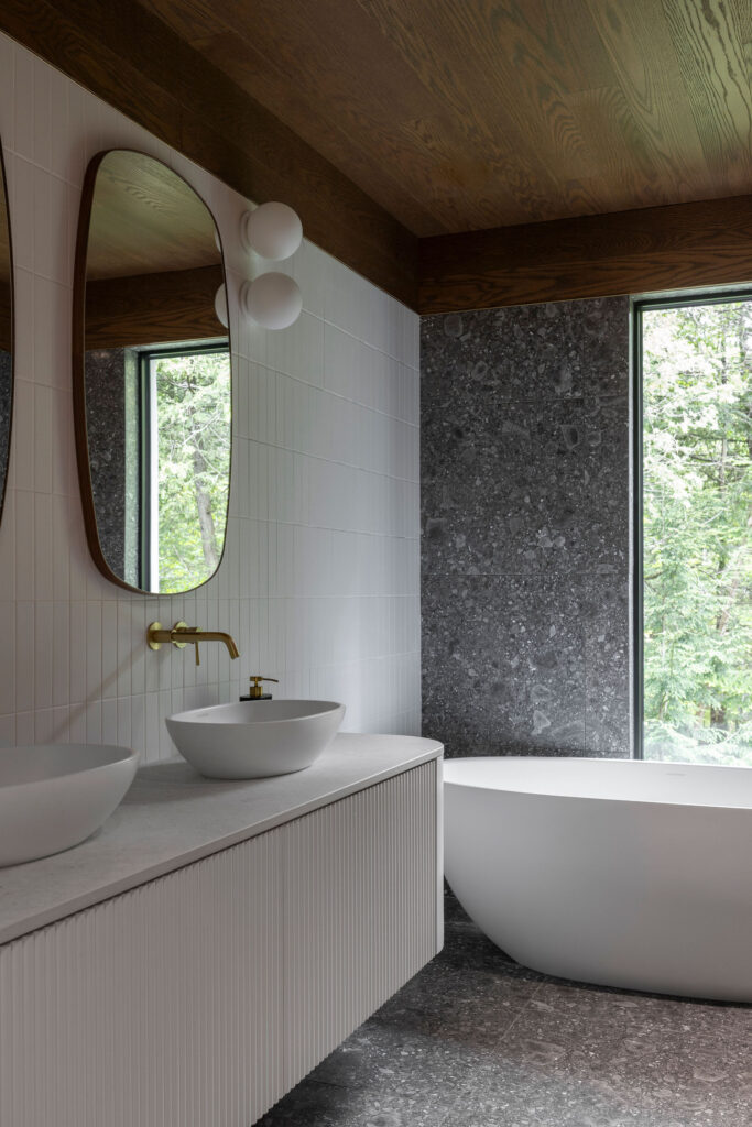 salle-de-bain-bois-noir-luxueuse-design-interieur-melodie-violet-magog-chalet-montreal-2