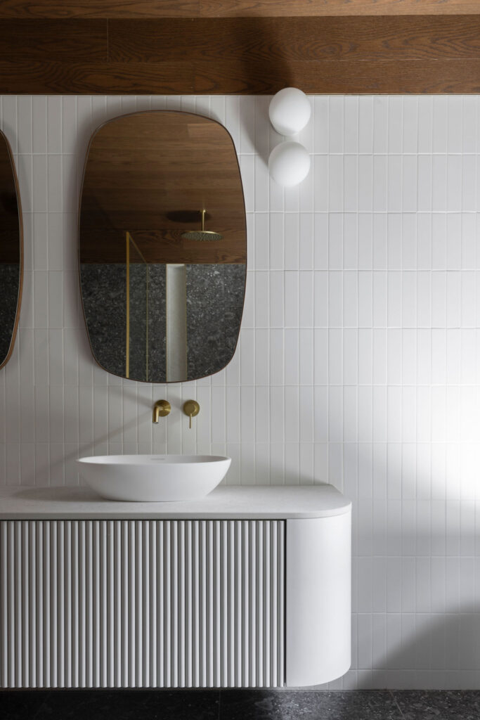 salle-de-bain-bois-noir-luxueuse-design-interieur-melodie-violet-magog-chalet-montreal-3