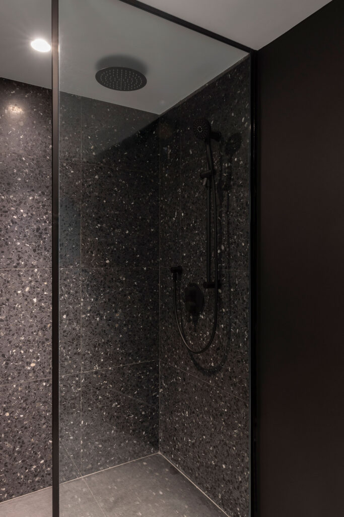 salle-de-bain-luxueuse-noir-design-interieur-melodie-violet-magog-chalet-montreal